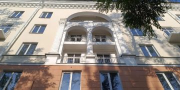 В Мариуполе завершают восстановление «сталинки» с арками и колоннами В Мариуполе завершают восстановление «сталинки» с арками и колоннами