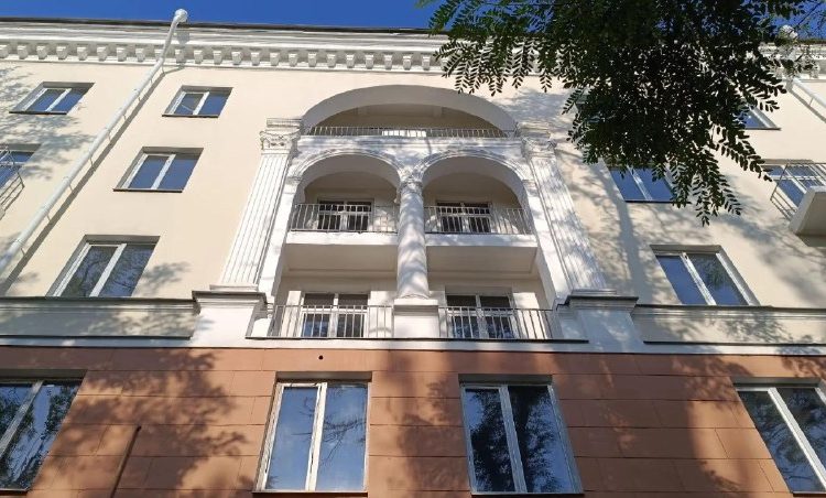 В Мариуполе завершают восстановление «сталинки» с арками и колоннами В Мариуполе завершают восстановление «сталинки» с арками и колоннами