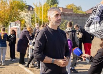 Иппотерапия и прогулки верхом: для детей с нарушениями слуха и зрения устроили выезд в конный клуб