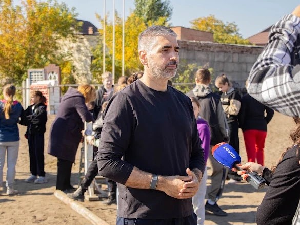 Иппотерапия и прогулки верхом: для детей с нарушениями слуха и зрения устроили выезд в конный клуб Иппотерапия и прогулки верхом: для детей с нарушениями слуха и зрения устроили выезд в конный клуб