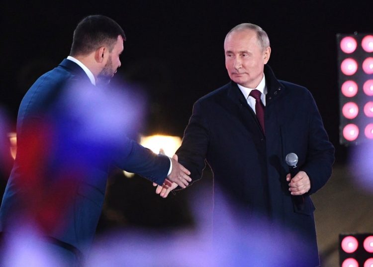 Четыре года вместе: как Донбасс прошел путь к воссоединению с Россией Четыре года вместе: как Донбасс прошел путь к воссоединению с Россией