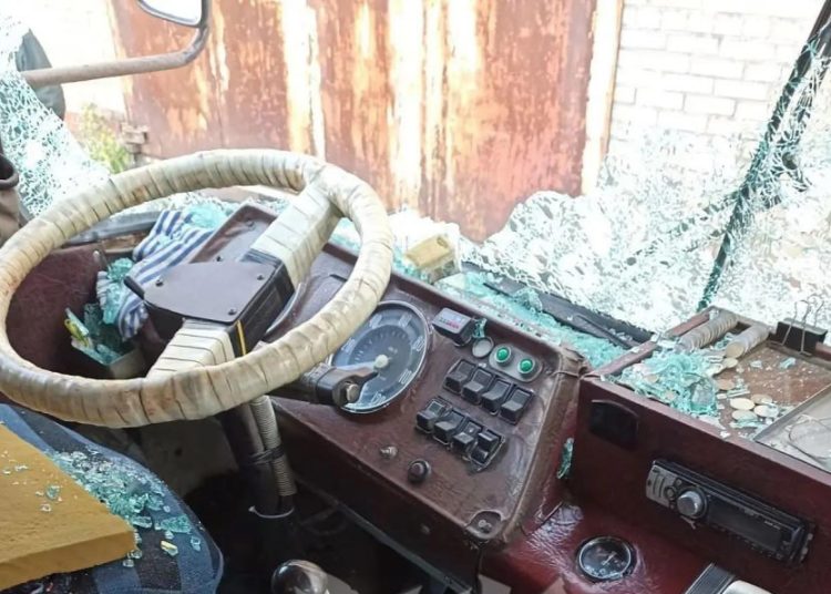 Два пассажирских автобуса повреждены при атаке БПЛА в Горловке – фото