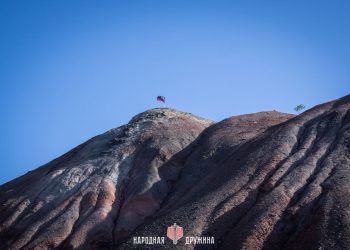 Флаг ДНР водрузили на терриконе в Петровском районе Донецка