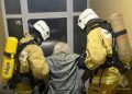 Пожилого мужчину спасли при ночном пожаре в многоэтажке в Мариуполе
