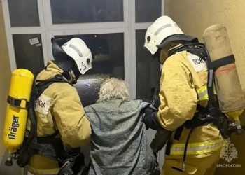 Пожилого мужчину спасли при ночном пожаре в многоэтажке в Мариуполе