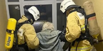 Пожилого мужчину спасли при ночном пожаре в многоэтажке в Мариуполе
