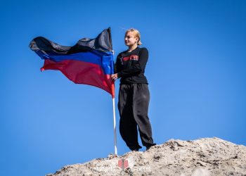 Флаг ДНР водрузили на терриконе в Петровском районе Донецка Флаг ДНР водрузили на терриконе в Петровском районе Донецка