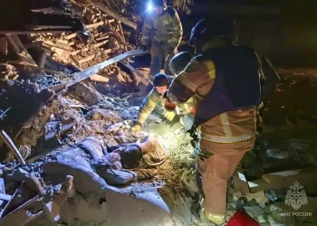 В Макеевке после атаки БПЛА под завалами их дома оказались два человека В Макеевке после атаки БПЛА под завалами их дома оказались два человека