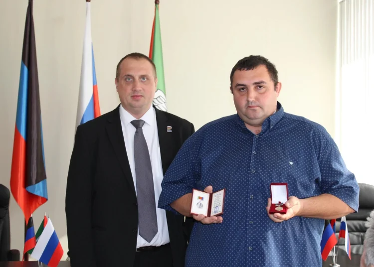 В Горловке наградили водителя автобуса за спасение пассажиров