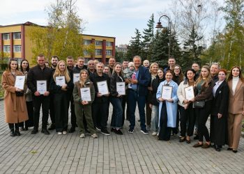 Более 2500 кустов роз высадили в парке имени 30-летия Победы в Донецке Более 2500 кустов роз высадили в парке имени 30-летия Победы в Донецке
