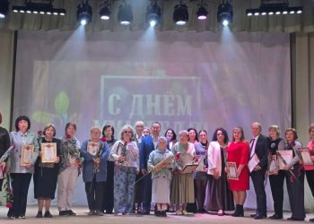 Праздник для педагогов: в Докучаевске прошёл концерт ко Дню учителя Праздник для педагогов: в Докучаевске прошёл концерт ко Дню учителя