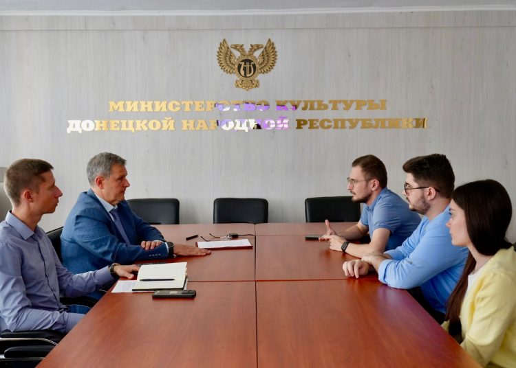 От мемориалов до «Ночи кино»: в ДНР укрепили сотрудничество с волонтёрами От мемориалов до «Ночи кино»: в ДНР укрепили сотрудничество с волонтёрами