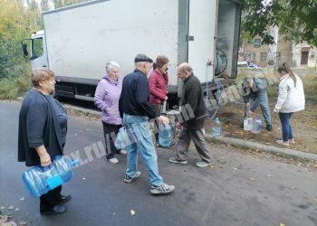 Из-за перебоев с водой в Киевский район Донецка доставили четыре тонны питьевой воды