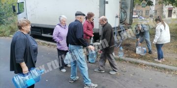 Из-за перебоев с водой в Киевский район Донецка доставили четыре тонны питьевой воды