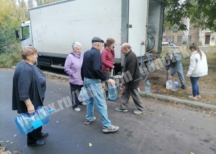 Из-за перебоев с водой в Киевский район Донецка доставили четыре тонны питьевой воды