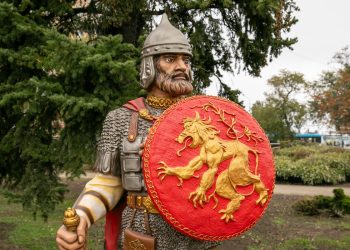 Сказочные герои вернулись: в центре Мариуполя обновили сквер «Лукоморье»