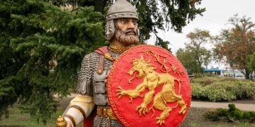 Сказочные герои вернулись: в центре Мариуполя обновили сквер «Лукоморье»