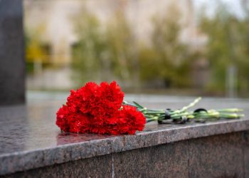 Молодогвардейцы ДНР почтили память погибших дорожников в Волновахе