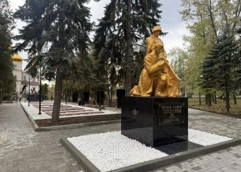 В Ждановке завершают благоустройство территории у Братской могилы
