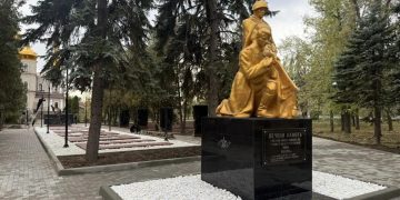 В Ждановке завершают благоустройство территории у Братской могилы