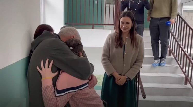 Родственники забрали к себе 10-летнюю девочку, спасённую в Константиновке