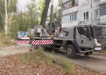 Жалобы дошли до ремонта: в Донецке меняют кровлю дома на улице Шекспира