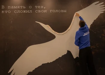 В Донецке ко Дню белых журавлей провели памятную акцию
