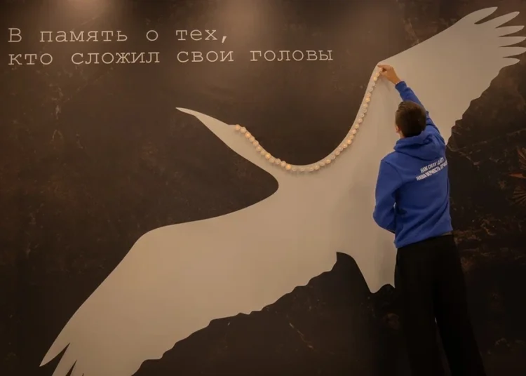 В Донецке ко Дню белых журавлей провели памятную акцию