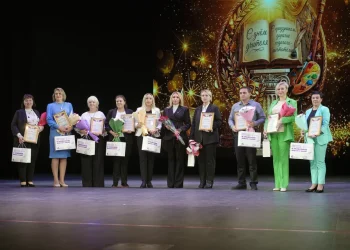 Для тех, кто учит: в Мариуполе поздравили педагогов с Днем учителя Для тех, кто учит: в Мариуполе поздравили педагогов с Днем учителя